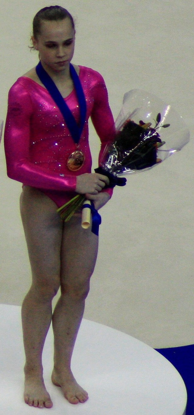 Rebecca Bross, American gymnast at 5'4